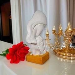 Mother and Child Resin Sculpture – Ideal Gift, Home Decor Showpiece Figurine