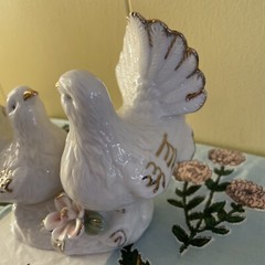 Pair White Doves Figurine Metallic Goldtone Accent Ceramic Love Birds