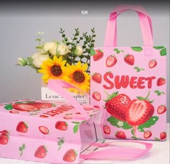 7pcs Strawberry Party Favor Bags with Pink Bow & Strawberry Design – Non-Woven