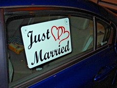 JUST MARRIED CAR WINDOW SIGN 8″X12″ WITH SUCTION CUPS (2 Color) w/Hearts Wedding