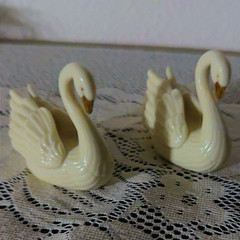Vintage White Porcelain Swan Place Card Holders / Cake Toppers – Set of 2 – Gold