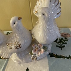 Pair White Doves Figurine Metallic Goldtone Accent Ceramic Love Birds