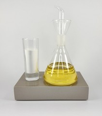 La Mer Miracle Broth Display Prop | Luxury Glass Skincare Decor ￼
