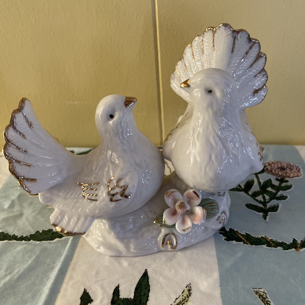 Pair White Doves Figurine Metallic Goldtone Accent Ceramic Love Birds