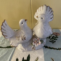 Pair White Doves Figurine Metallic Goldtone Accent Ceramic Love Birds