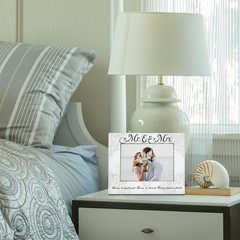 Mr and Mrs Picture Frame, Wedding Engagement Gifts for Couples Newlyweds Brid…