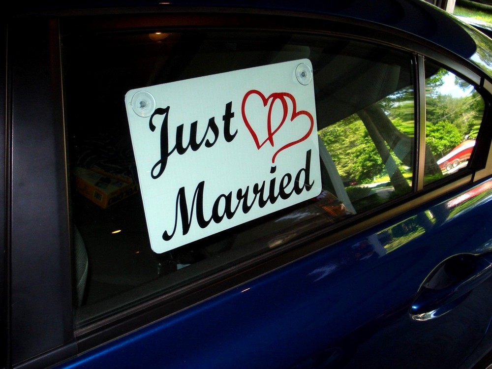 JUST MARRIED CAR WINDOW SIGN 8″X12″ WITH SUCTION CUPS (2 Color) w/Hearts Wedding