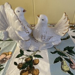 Pair White Doves Figurine Metallic Goldtone Accent Ceramic Love Birds