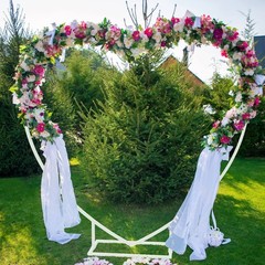Heart Shaped Wedding Arch – White Metal Backdrop Frame for Flowers & Balloons