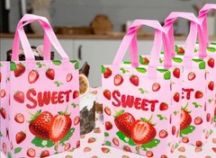 7pcs Strawberry Party Favor Bags with Pink Bow & Strawberry Design – Non-Woven