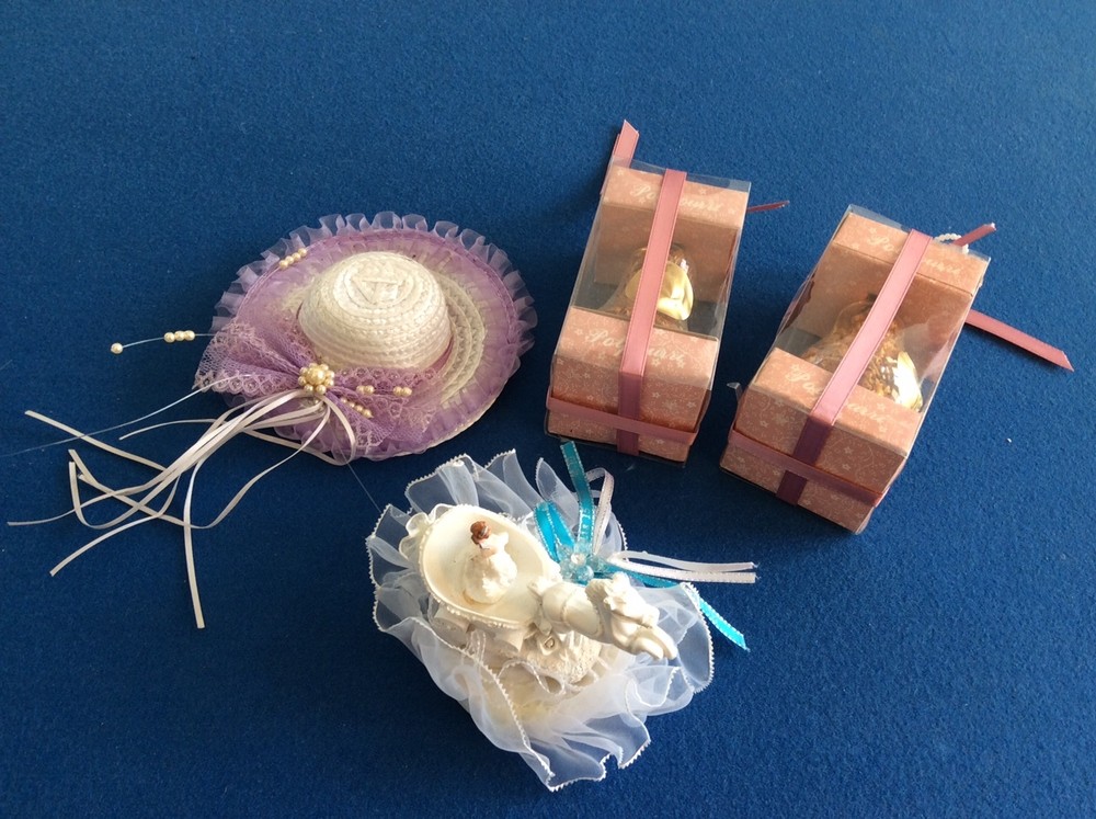 wedding decorations: bride in white carriage w-horse, lilac/white hat, potpourri