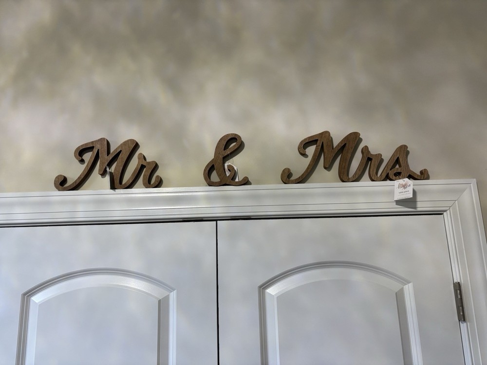 Rustic Brown “Mr & Mrs” Table Decor