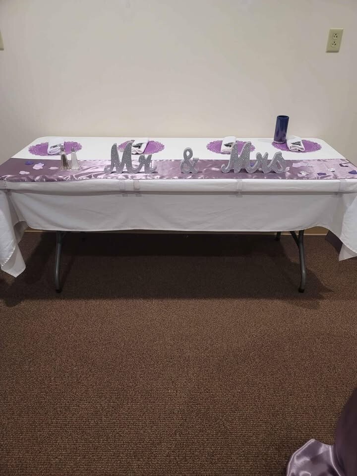“Mr & Mrs” Freestanding Sliver Glitter Sign