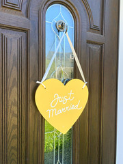 Gold & White “Just Married” Heart Hanging Wedding Door Sign Decoration