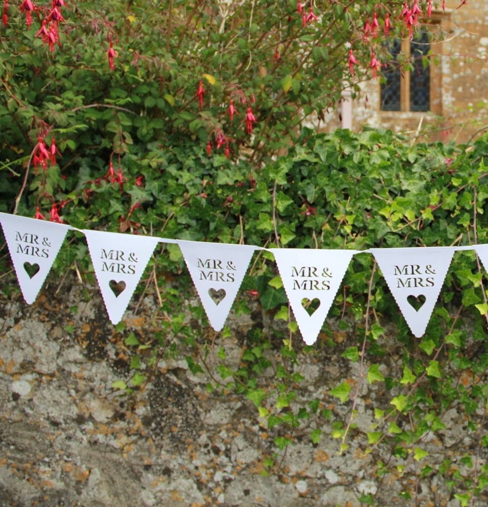 Mr & Mrs Bunting White Scalloped Heart Banner Garland Wedding Party Decoration