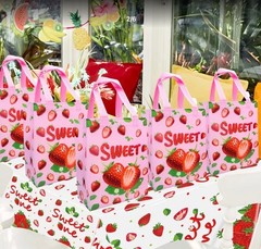 7pcs Strawberry Party Favor Bags with Pink Bow & Strawberry Design – Non-Woven