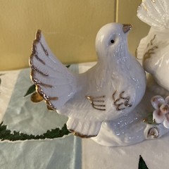 Pair White Doves Figurine Metallic Goldtone Accent Ceramic Love Birds