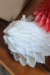 Lot of 10 Vintage Honeycomb Bell Decoration White red various sizes