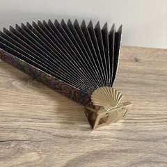 VTG CBK LTD 1988 Paper Decorative Fan Brass Base Green Paisley Print 24×13 in